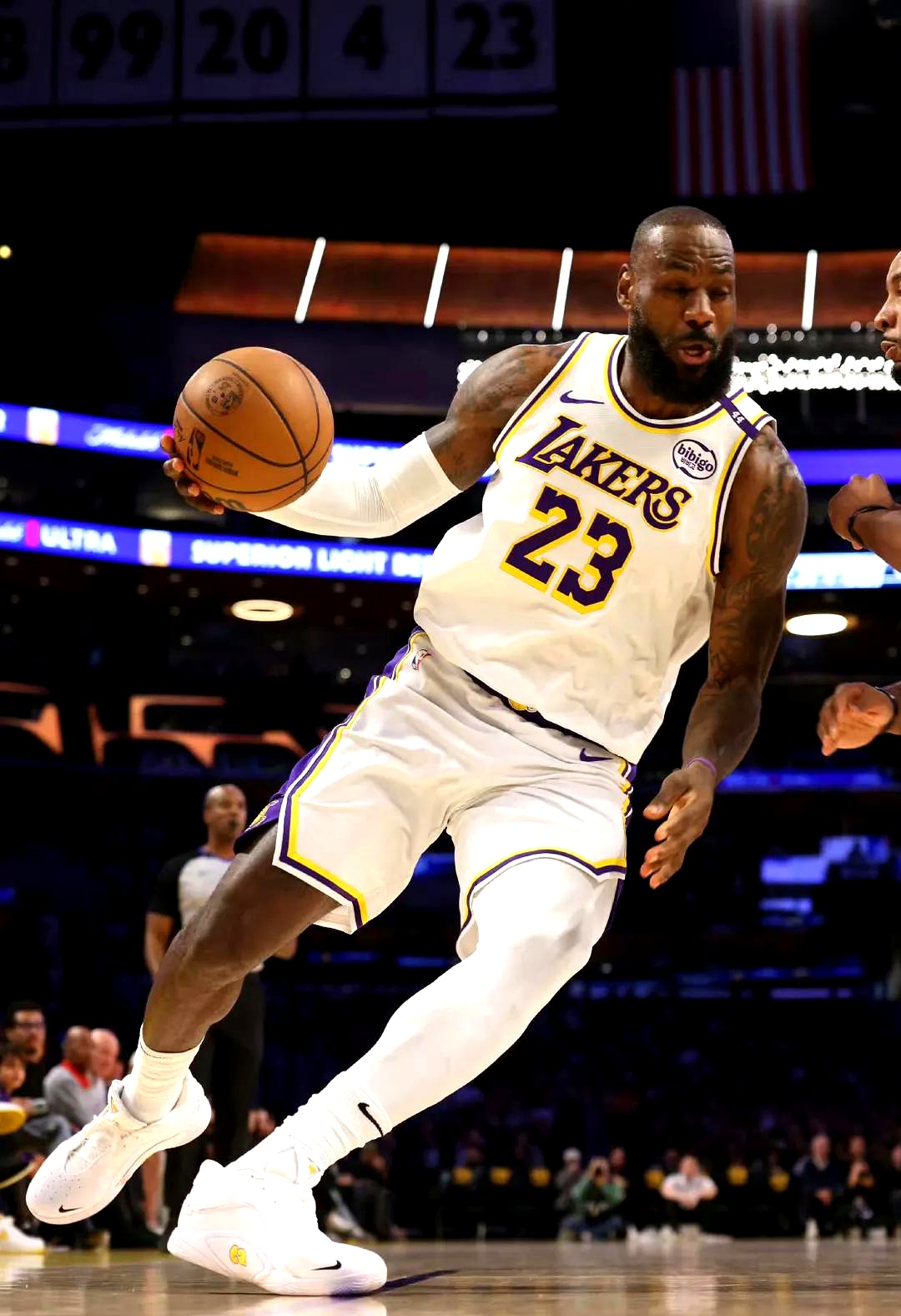 埃奇库姆成76人队史最年轻得分20+助攻5+且0失误球员（埃奇库姆创队史纪录，成为76人最年轻完成20+分、5+助攻且零失误的球员）