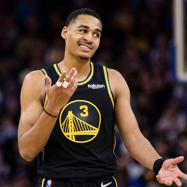 足球中超升班马爆冷击败卫冕冠军，全网热议（中超升班马掀翻卫冕冠军引爆全网热议）