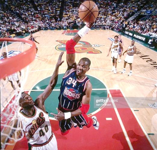 湖人浓眉哥篮下统治球队获胜（浓眉哥内线制霸，湖人取胜）