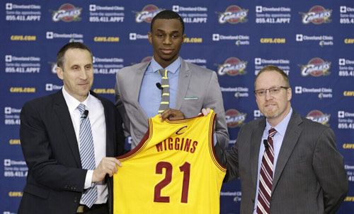 巴萨vs贝蒂斯首发：安东尼PK亚马尔，拉师傅、佩德里先发（巴萨vs贝蒂斯首发出炉：亚马尔对决安东尼，佩德里与拉师傅同列先发）