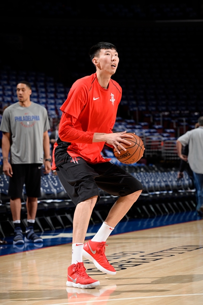 詹姆斯圣诞大战生涯篮板数达145个，升至历史第五（詹姆斯圣诞大战篮板总数达145个，位列历史第五）