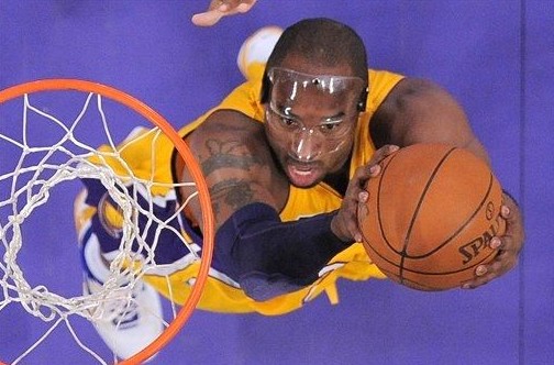 狂输23分！湖人防守堪称灾难，打强队几乎白送，不交易注定陪跑（惨负23分！湖人防线崩塌，遇强队几乎送分，不补强恐注定陪跑）