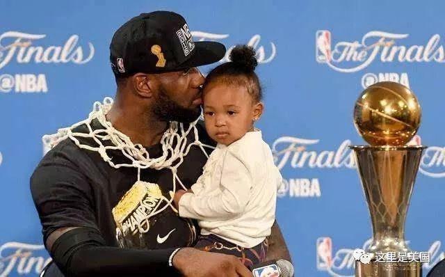 队报：奥纳西的俱乐部生涯不顺，不过却是摩洛哥不可或缺的球员（队报：俱乐部境遇不佳，奥纳西仍是摩洛哥阵中的关键人物）